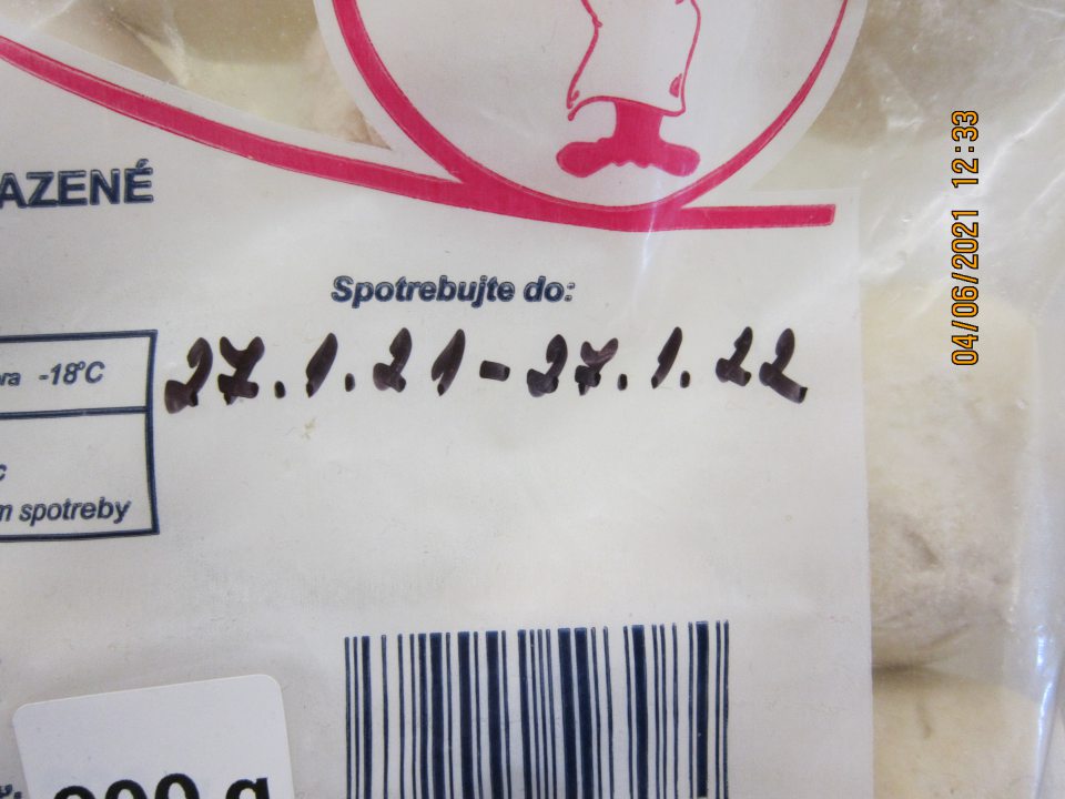 Nedostatok v označení výrobku: Zemiakové knedlíčky marhuľové hlbokozmrazené 900g – nesprávny spôsob uvedenia údaja o dátume spotreby v tvare od-do: 27.1.21-27.1.22, správne má byť len jeden presný dátum v tvare deň, mesiac, rok.
