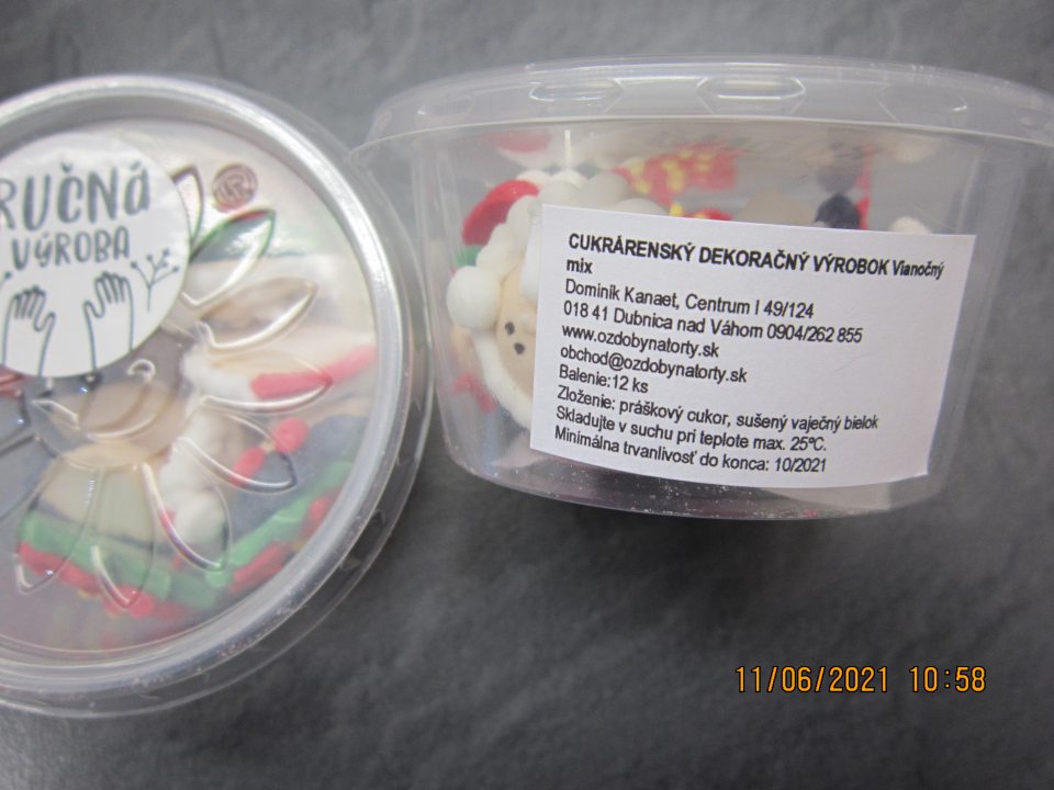 Nedostatok v označení výrobku: CUKRÁRENSKÝ DEKORAČNÝ VÝROBOK Vianočný mix, balenie: 12 ks - v zozname zložiek nie je zdôraznená zložka „sušený vaječný bielok“ obsahujúca alergén vajcia.