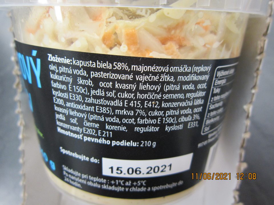 Nedostatok v označení výrobku: Kapustový šalát COLESLAW v majonézovej omáčke 310 g - v zozname zložiek nie sú zdôraznené zložky „pasterizované vaječné žĺtka“ obsahujúca alergén vajcia a „horčičné semeno“ obsahujúca alergén horčica.