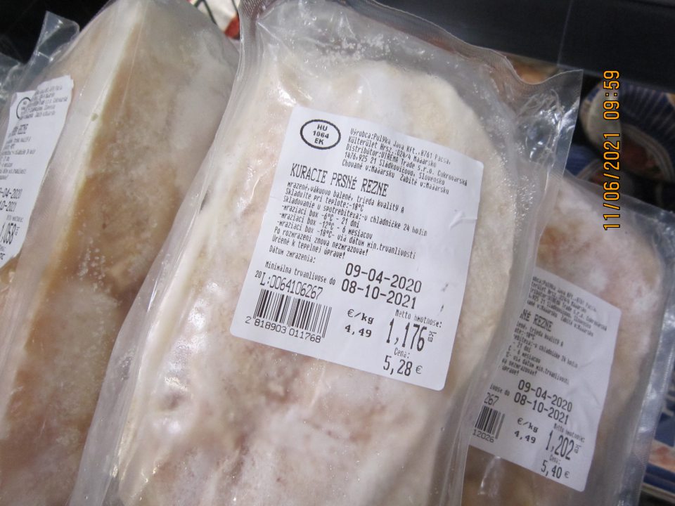 Kuracie prsné rezne mrazené, vákuovo balené, trieda kvality A - narušené vákuové balenie, zvýšený výskyt kryštálikov ľadu na povrchu výrobkov so známkami vysušenia tovaru mrazom.