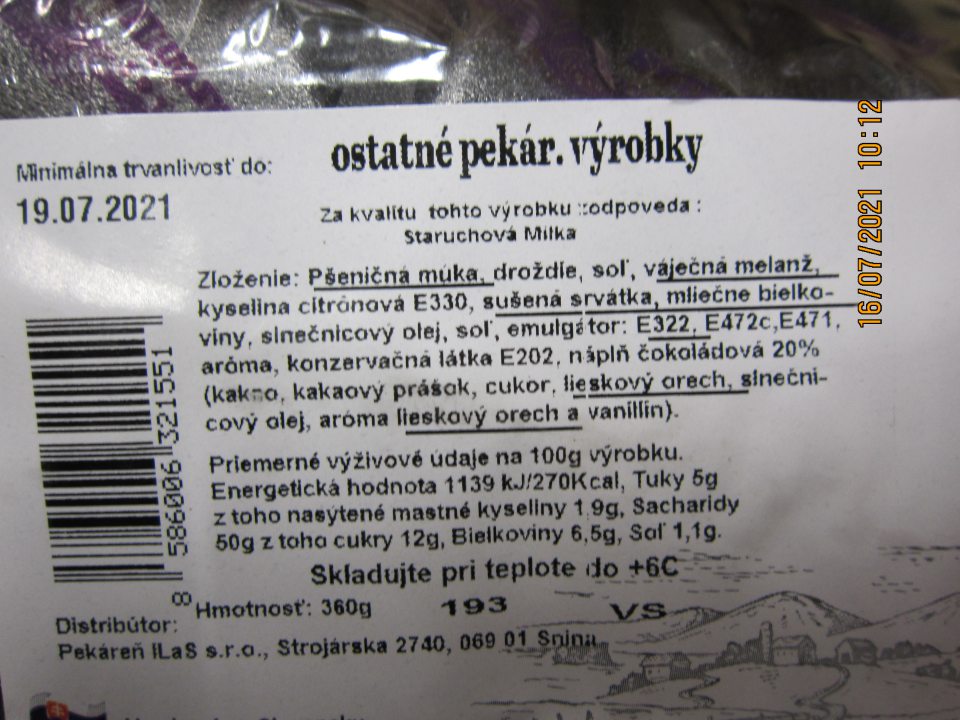 Buchty parené s čokoládovo orieškovou náplňou 360g – na etikete výrobku  v zložení je prostredníctvom tlače zvýraznená zložka emulgátor : E322 bez presného odkazu na názov látky alebo výrobku spôsobujúceho alergiu alebo neznášanlivosť.