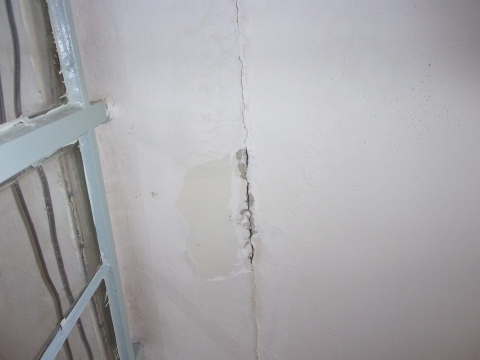 Poškodená hygienická maľba stropu nad miesičom cesta.