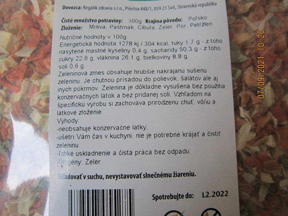 Sušená zelenina 500 g, zeleninová zmes sušená- v zozname zložiek nie je zdôraznená zložka ,,zeler“ ako látka spôsobujúca alergie alebo neznášanlivosť. Na obale nesprávne uvedený údaj o dátume spotreby v tvare ,,Spotrebujte do: 12.2022“, správne má byť: „Minimálna trvanlivosť do konca: 12.2022“. 