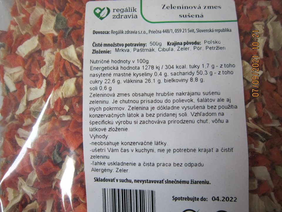 Sušená zelenina 500 g, zeleninová zmes sušená- v zozname zložiek nie je zdôraznená zložka ,,zeler“ ako látka spôsobujúca alergie alebo neznášanlivosť. Na obale nesprávne uvedený údaj o dátume spotreby v tvare ,,Spotrebujte do: 04.2022“, správne má byť: „Minimálna trvanlivosť do konca: 04.2022“.
