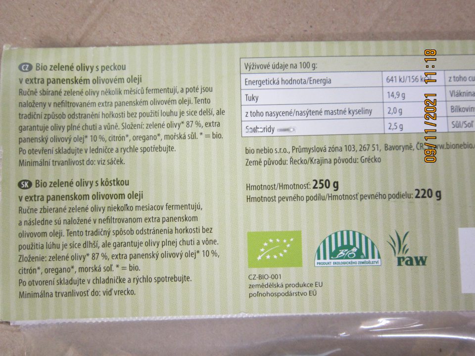 Predaj nesprávne označenej potraviny „Bio zelené olivy s kôstkou, v extra panenskom olivovom oleji, 250 g“ – nesprávny spôsob uvedenia dátumu minimálnej trvanlivosti. Na výrobku uvedené: „Minimálna trvanlivosť do: viď vrecko“, na vrecku nalepený štítok s údajom „07 2022“ resp. „09 2022“, správne má byť: „Minimálna trvanlivosť do konca .....“.