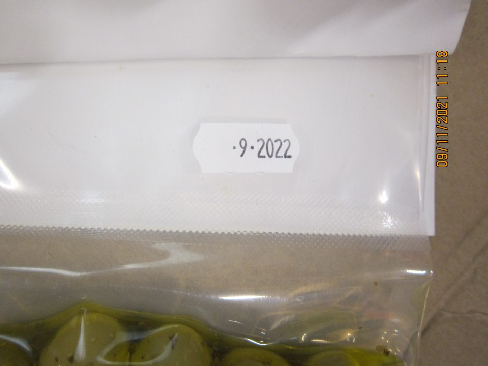 Predaj nesprávne označenej potraviny „Bio zelené olivy s kôstkou, v extra panenskom olivovom oleji, 250 g“ – nesprávny spôsob uvedenia dátumu minimálnej trvanlivosti. Na výrobku uvedené: „Minimálna trvanlivosť do: viď vrecko“, na vrecku nalepený štítok s údajom „07 2022“, správne má byť: „Minimálna trvanlivosť do konca .....“.