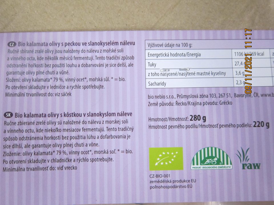 Predaj nesprávne označenej potraviny „Bio kalamata olivy s kôstkou v slanokyslom náleve, 280 g“ – nesprávny spôsob  uvedenia dátumu minimálnej trvanlivosti. Na výrobku uvedené: „Minimálna trvanlivosť do: viď vrecko“, na vrecku nalepený štítok s údajom „09 2022“, správne má byť: „Minimálna trvanlivosť do konca .....“.