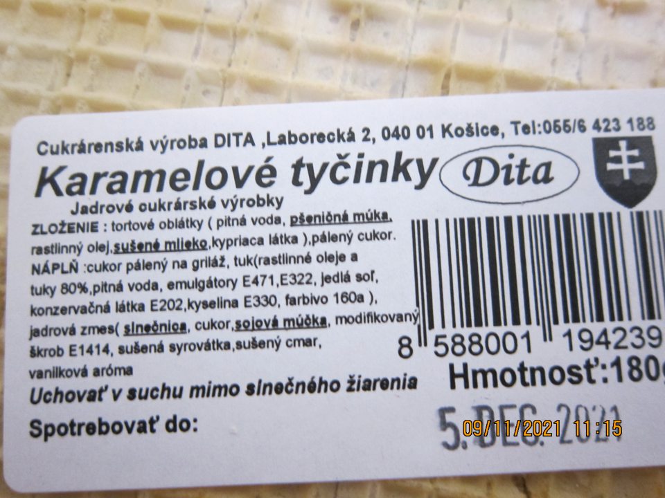 Predaj nesprávne označenej potraviny „Karamelové tyčinky DITA, jadrové cukrárske výrobky, 180 g“ - v zozname zložiek nie sú zdôraznené zložky „sušená syrovátka“ a „sušený cmar“, ktoré sú mliečne výrobky spôsobujúce alergie alebo neznášanlivosť.