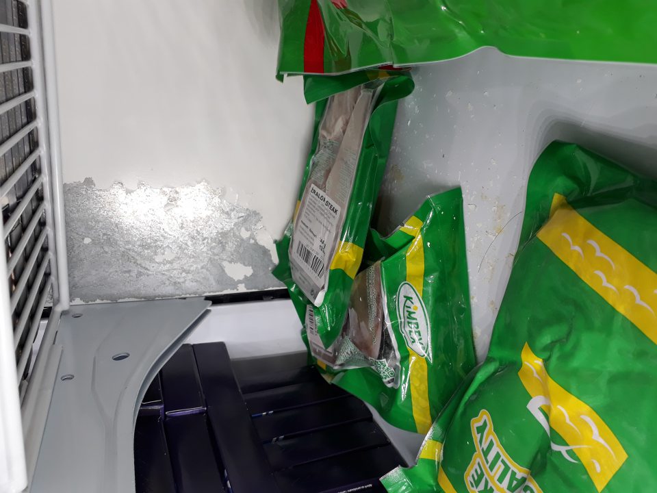 Nevyhovujúci hygienický stav mraziaceho zariadenia nachádzajúceho sa na predajnej ploche slúžiaceho na uchovávanie hlbokozmrazených produktov rybolovu, porušená celistvosť povrchového náteru chladiaceho zariadenia na zadnej stene zariadenia.