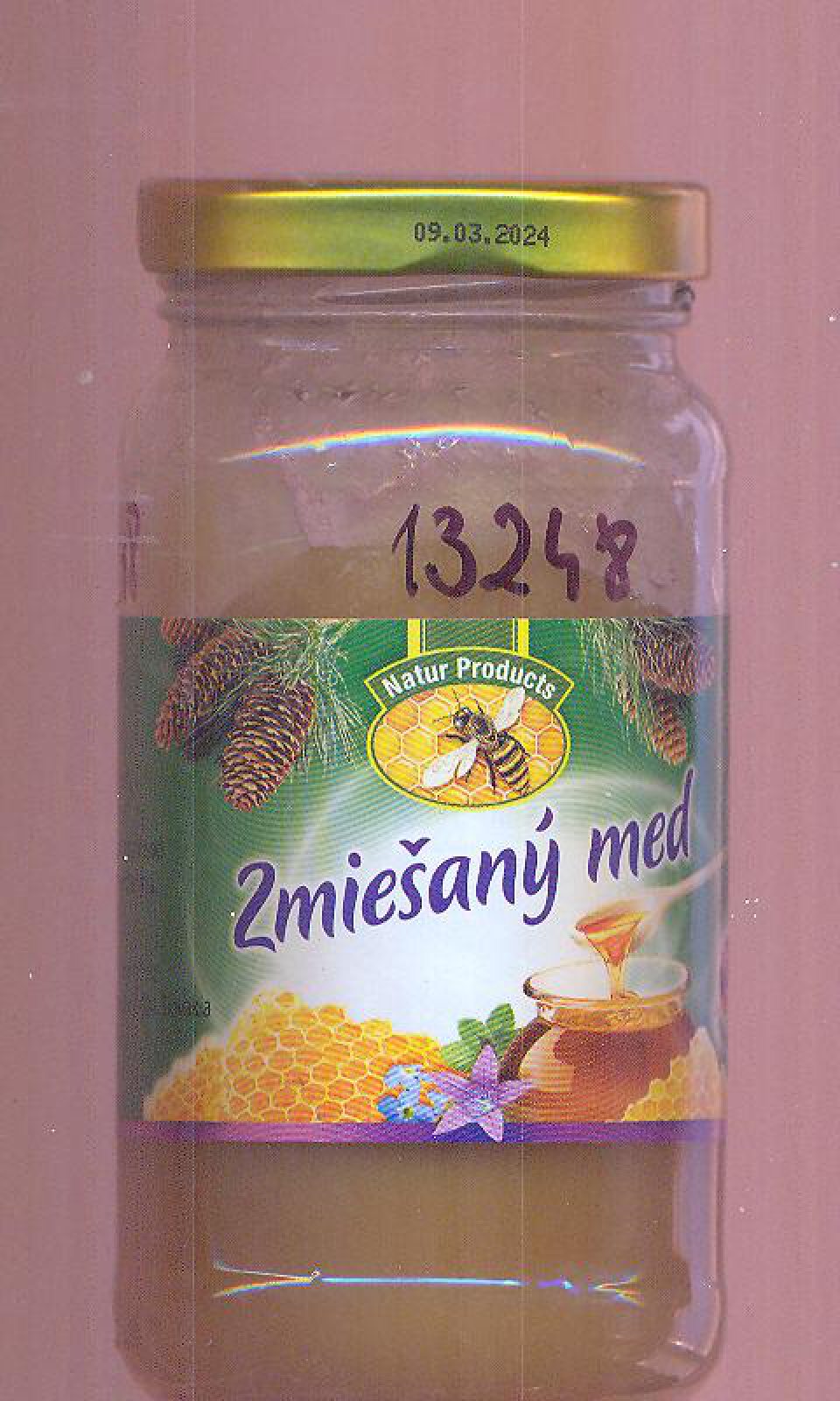 Nevyhovujúci výrobok: Zmiešaný med, DMT:09.03.2024, Výrobca: Natur Products- Németh s.r.o., 935 75 Ipeľský Sokolec 424.- Vo výrobku bol laboratórym vyšetrením zistený hydroxymetylfurfural nad stanovený limit v množstve 86,88mg/kg (limit max.40,00 mg/kg).