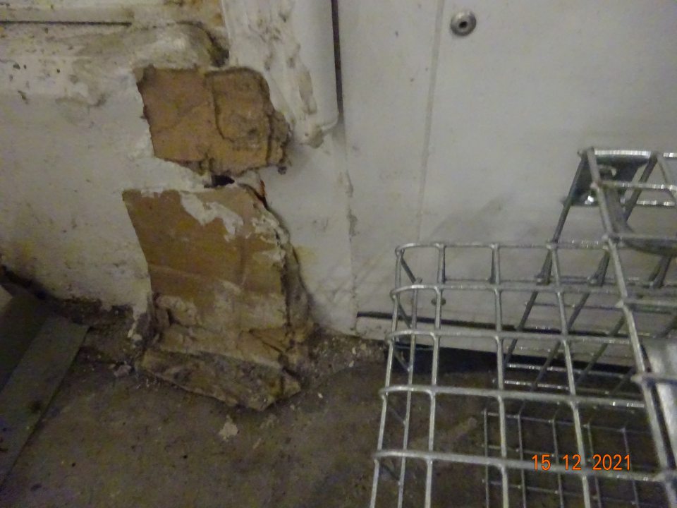 Zázemie prevádzky: porušená celistvosť steny v dolnej časti pred miestnosťou označenou ako "Upratovacia miestnosť"