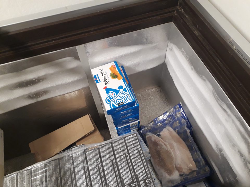 namrznutý ľadový povlak na stenách mraziaceho zariadenia slúžiaceho na uchovávanie hlbokozmrazených produktov rybolovu