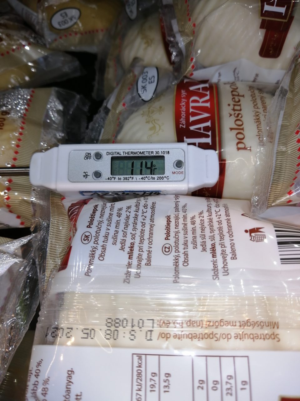 V dvoch chladiacich boxoch (1. syry, 2.lahôdky balené) boli zistené nevyhovujúce podmienky uchovávania výrobkov - napr. syr Havran pri teplote +11,4st.C, teplota požadovaná PPP +2 až +10 st.C.