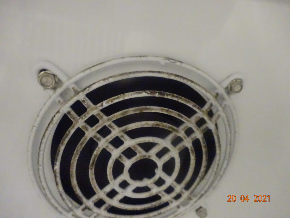 V zázemí v sklade bolo zistené znečistenie v chladiacom zariadení na vajcia - kryt na ventilátore.