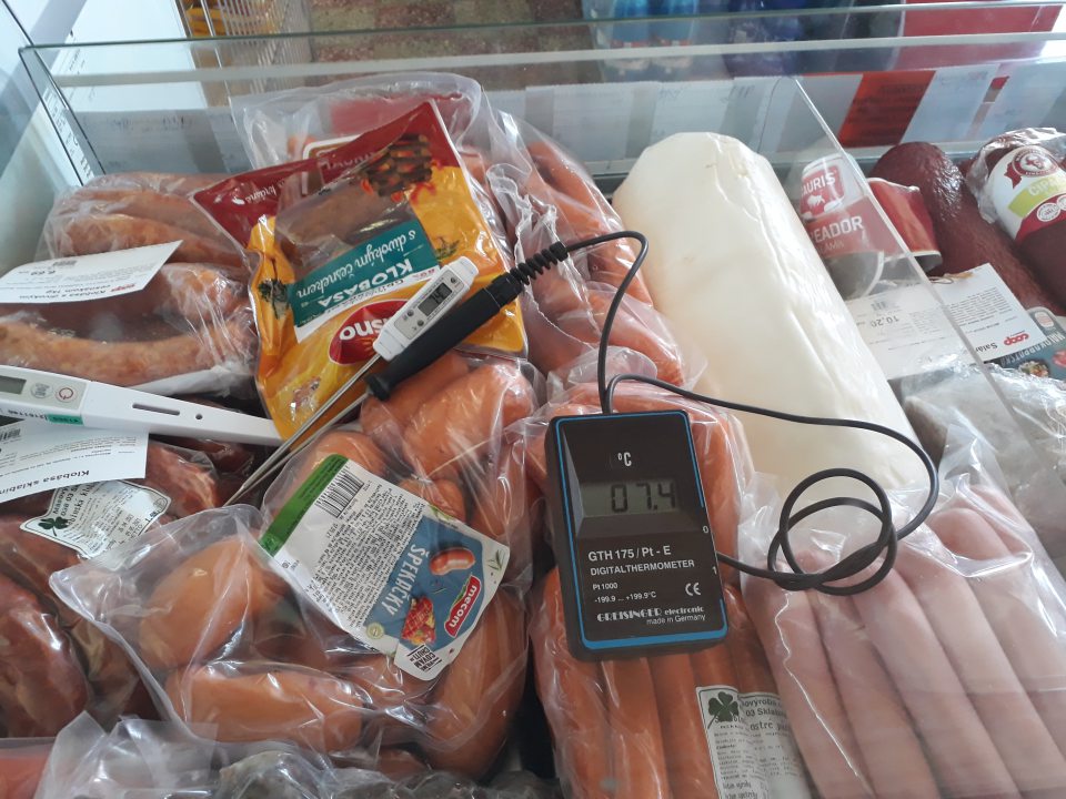 Nevyhovujúca teplotné podmienky uchovávania mäsových výrobkov v mäsovej obslužnej vitríne na predajnej ploche.