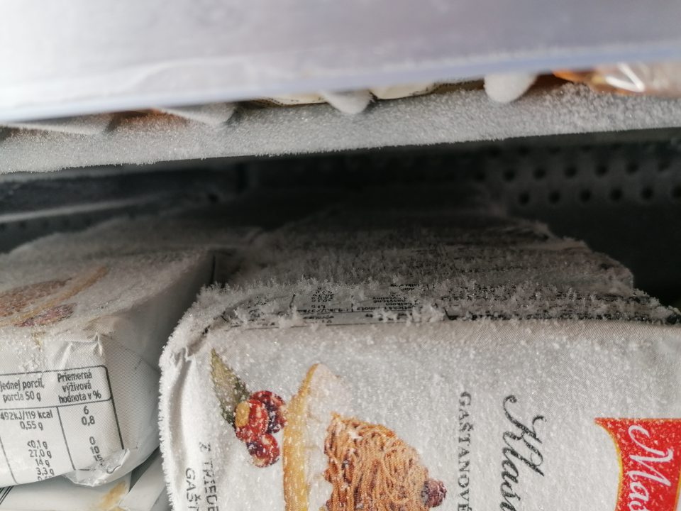 Namrznutý povlak nas zariadení aj výrobkoch