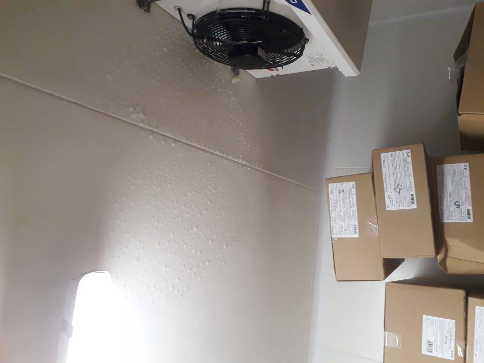 namrznutý ľadový povlak na strope v mraziacom boxe slúžiacom na uchovávanie hlbokozmrazených pekárskych polotovarov