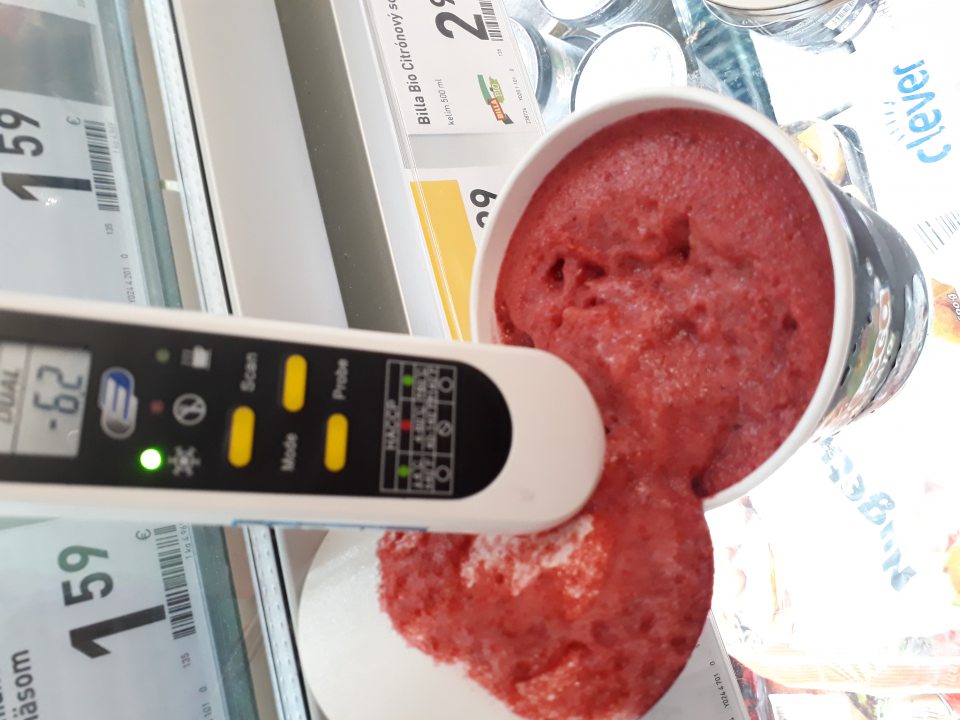 nevyhovujúce teplotné podmienky uchovávania hlbokozmrazených výrobkov. Teplota deklarovaná výrobcom -18°C a menej. Výrobky boli skladované pri teplotách -6,2°C;