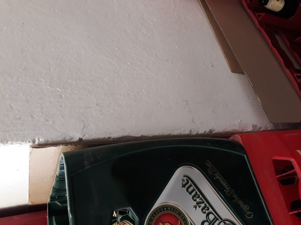 Porušená celistvosť rohov v zázemí a na predajni.