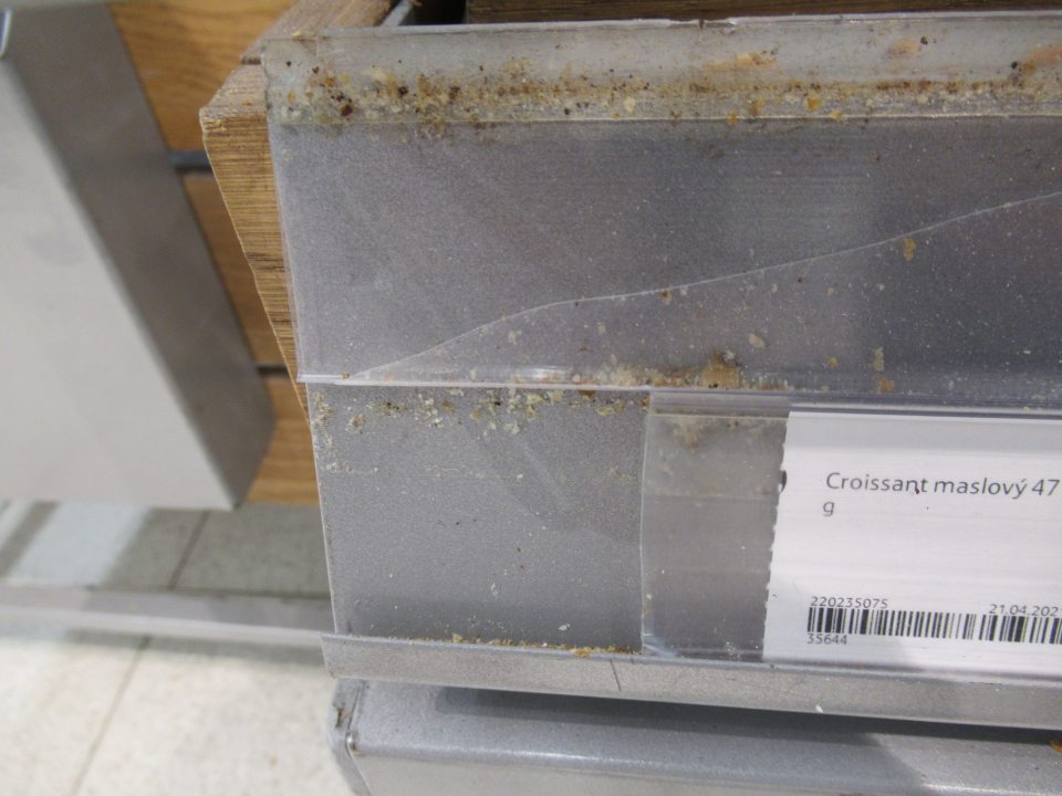 Lišty v boxoch na pekárske výrobky na predajnej ploche aj lišty s cenovkami znečistené prachom, zbytkami potravín.