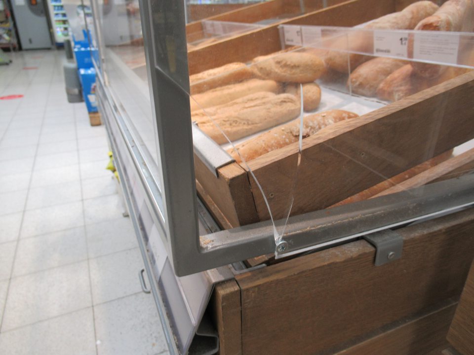 V dvoch boxoch na pekárske výrobky na predajnej ploche bola bočná stena prasknutá, odlomená.