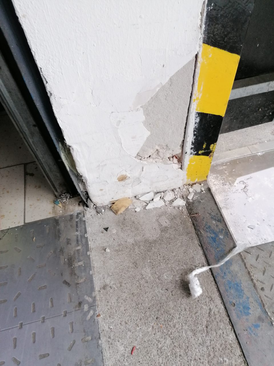 Porušená omietka v spodnej časti príjmovej rampy