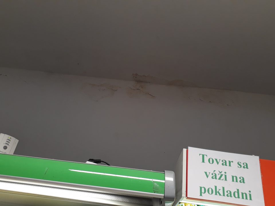 porušená celistvosť steny a zatečený strop na predajnej ploche