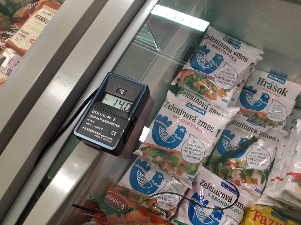nevyhovujúca teplota v mraziacom boxe na predajnej ploche -14°C