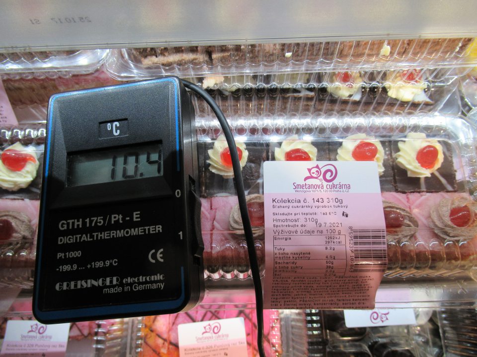 Cukrárske výrobky pri nevyhovujúcej teplote +10,4°C,  podmienky skladovania uvedené výrobcom Smetanová cukrárna Česká republika: +1 až +8°C.