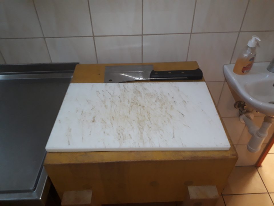Hlboké početné zárezy na doske slúžiacej na krájanie/sekanie mäsa