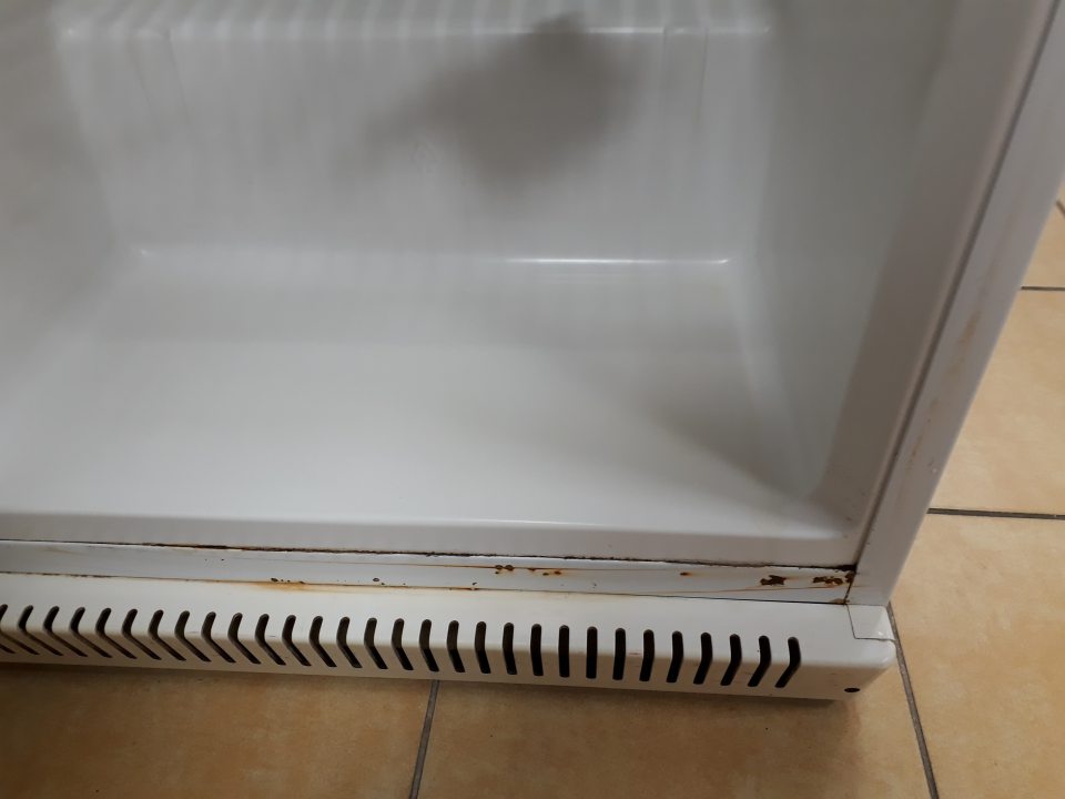 nevyhovujúci hygienický stav chladiaceho zariadenia v zázemí predajne slúžiaceho na uchovávanie vajec - začínajúca korózia v spodnej časti chladiaceho zariadenia