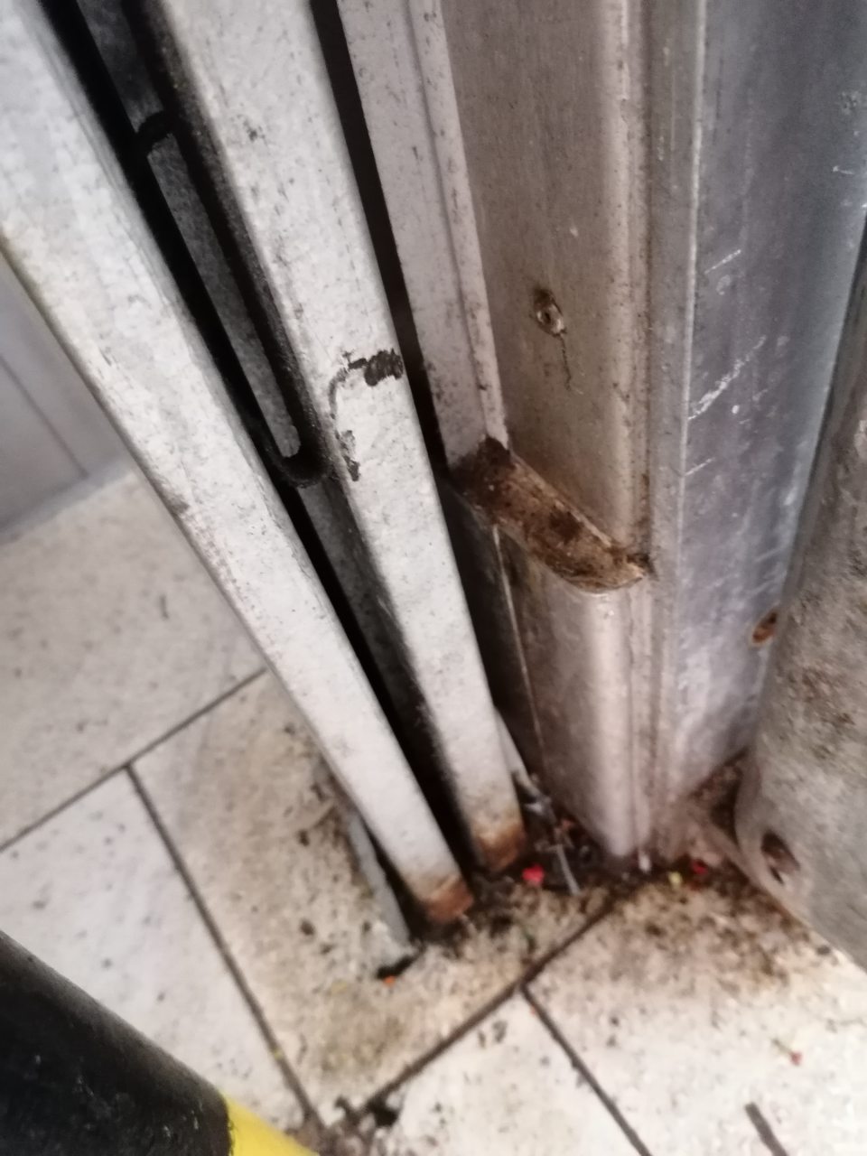 Znečistená podlaha v sklade na ťažko dostupných miestach (rohy, okolo stĺpov).