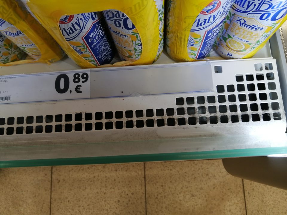 Chladiace zariadenie na predajnej ploche slúžiace na uchovávanie nealkoholických nápojov bolo v prednej časti na mriežke znečistené prachom.