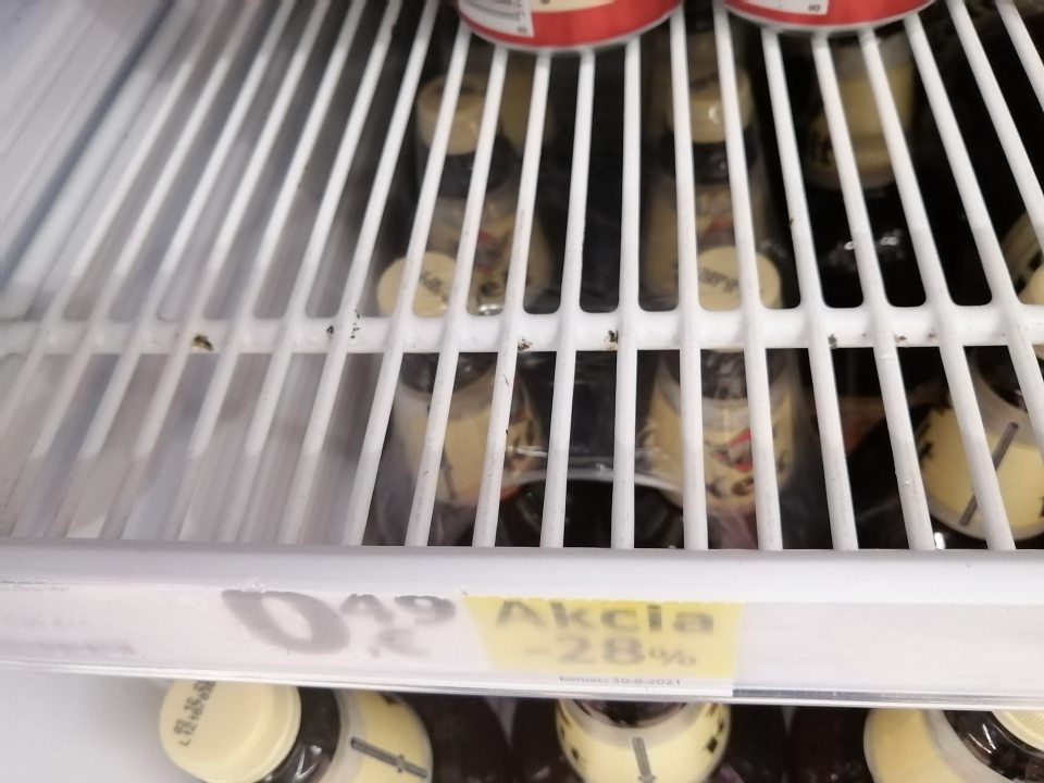 Chladiace zariadenie na predajnej ploche slúžiace na uchovávanie piva, nápojov znečistené na mriežkach.