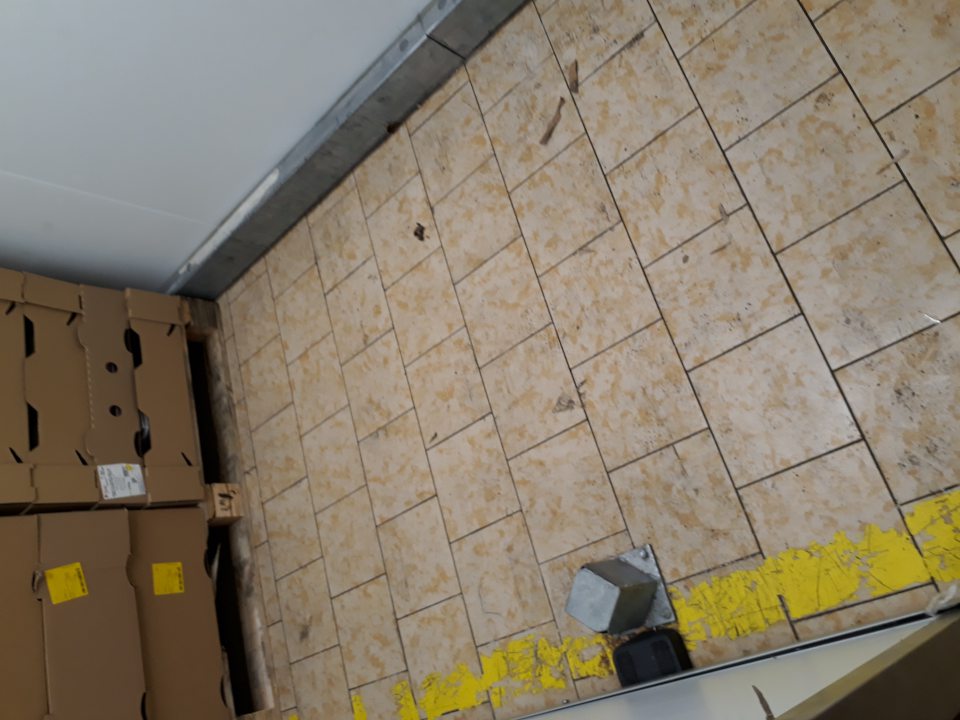 nevyhovujúci hygienický stav chladiacich boxov MOPRO v zázemí predajne- znečistenie- hrubou vrstvou prachu, mechanickými nečistotami, zvyškami kartónových obalov
