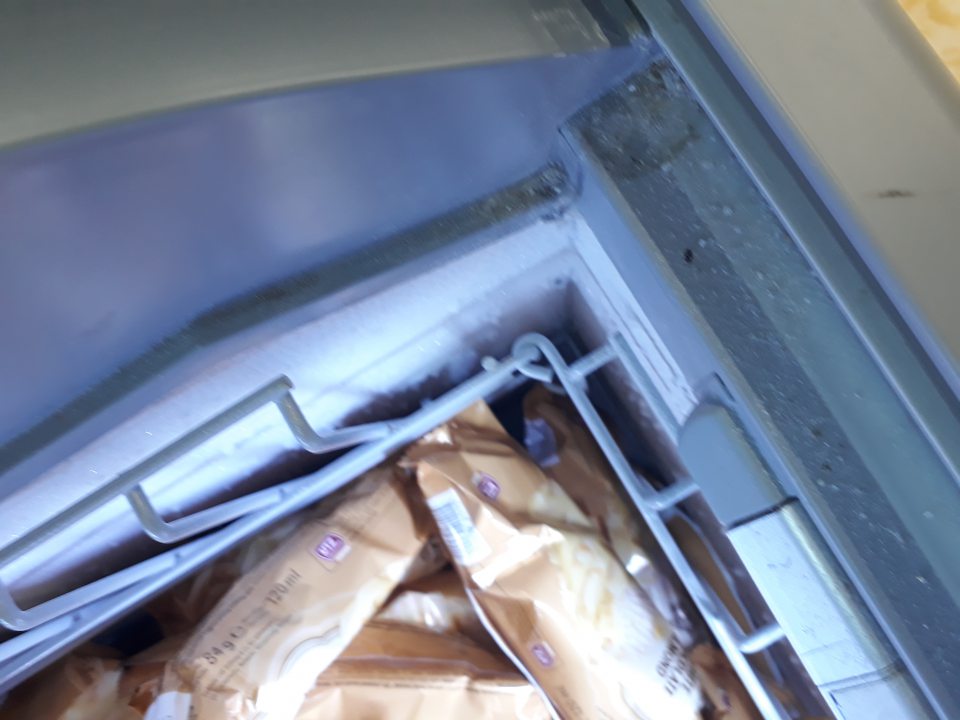 nevyhovujúci hygienický stav mraziacich zariadení na predajnej ploche- znečistenie hrubou vrstvou prachu