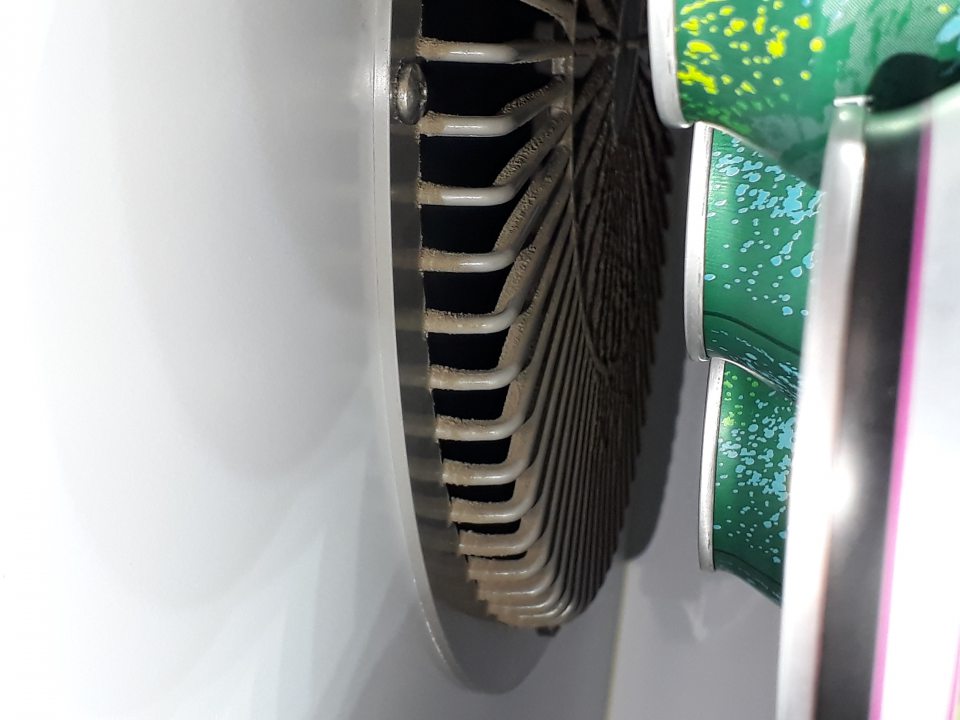 znečistenie ventilátora v chladničke slúžiacej na uchovávanie chladených nápojov- ventilátor znečistený hrubou vrstvou prachu