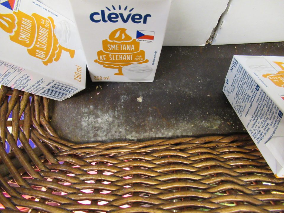 Prútený košík predajnej ploche je znečistený. 