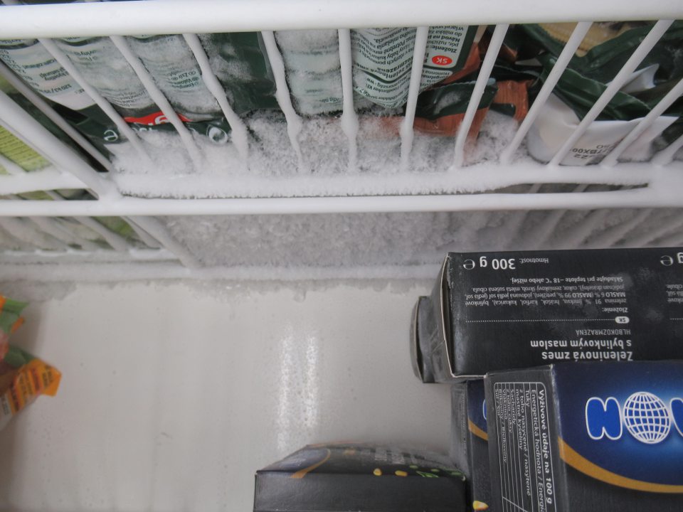 Namrznutý ľadový povlak na obaloch výrobkov. 