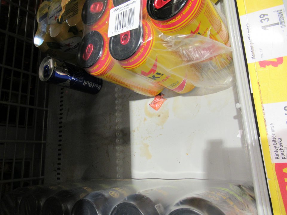 Regály na predajnej ploche znečistené zvyškami obsahu výrobkov. 