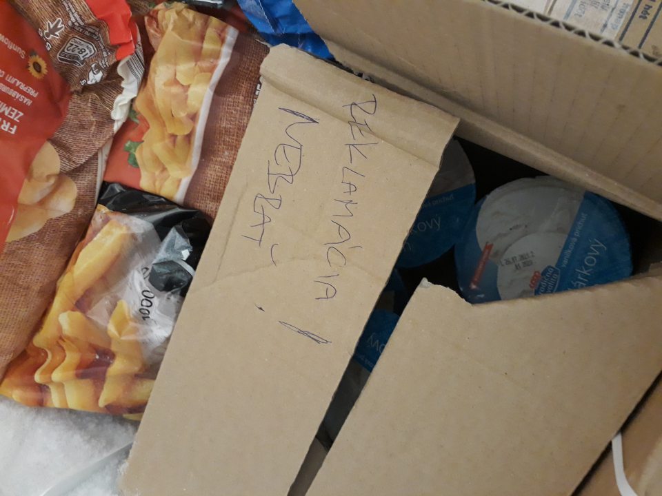 V mraziacom boxe v zázemí boli spoločne skladované potraviny na predaj a tovar vyradený z predaja určený na reklamáciu.