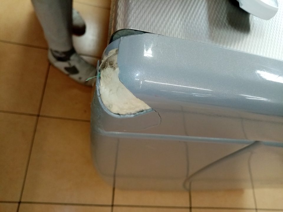 Nevyhovujúci hygienický stav chladiacej obslužnej vitríny na predajnej ploche- porušená celistvosť plastovej časti zariadenia.