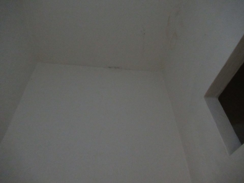 Strop v zázemí predajne v miestnosti pred WC zatečený, miestne popraskaný a olupujúci sa náter.