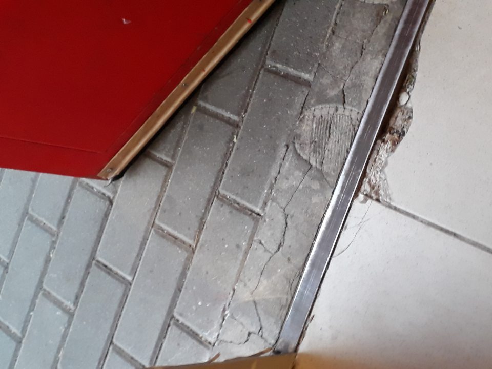 porušená celistvosť dlažby v na príjme tovaru