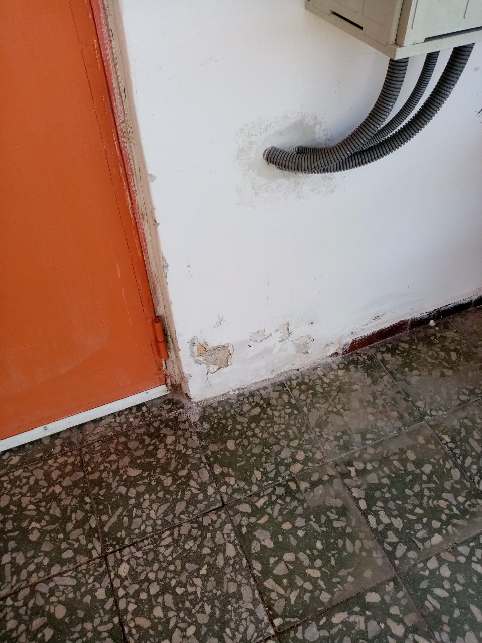 Nevyhovujúci hygienický stav na príjmov rampe z vonkajšej strany na ľavej strane dvier v spodnej časti - opadávajúca omietka.