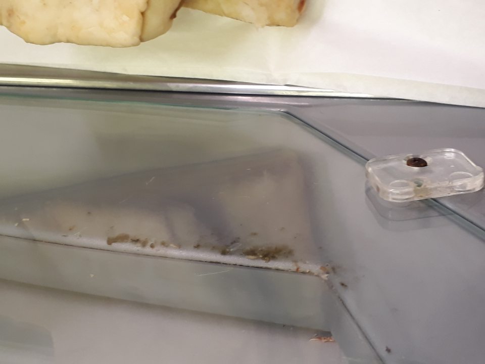 nevyhovujúci hygienický stav mäsovej obslužnej vitríny- znečistenie