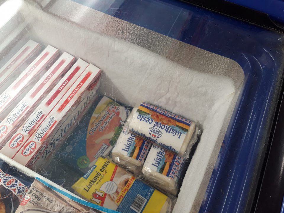 namrznutý ľadový povlak v mraziacom zariadení na predajnej ploche