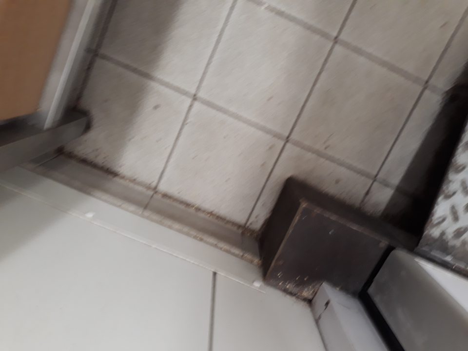 Znečistené ťažko dostupné miesta v priestore manipulácie  s polotovarmi