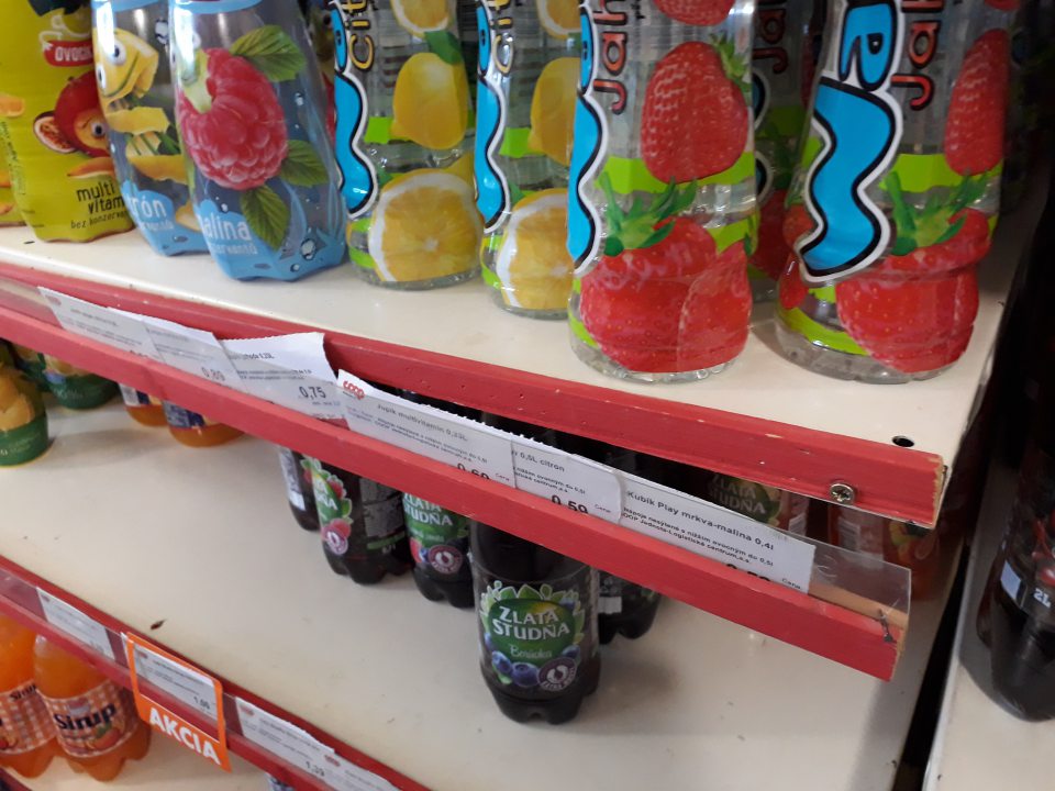 porušená celistvosť regálu na predajnej ploche