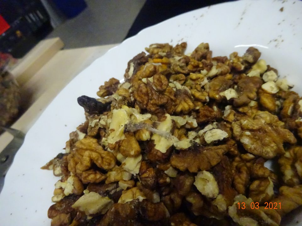 Výrobok vlašské orechy lúpané nevyhovelo hodnoteniu na mieste - zistené vývinové štádiá škodcov.